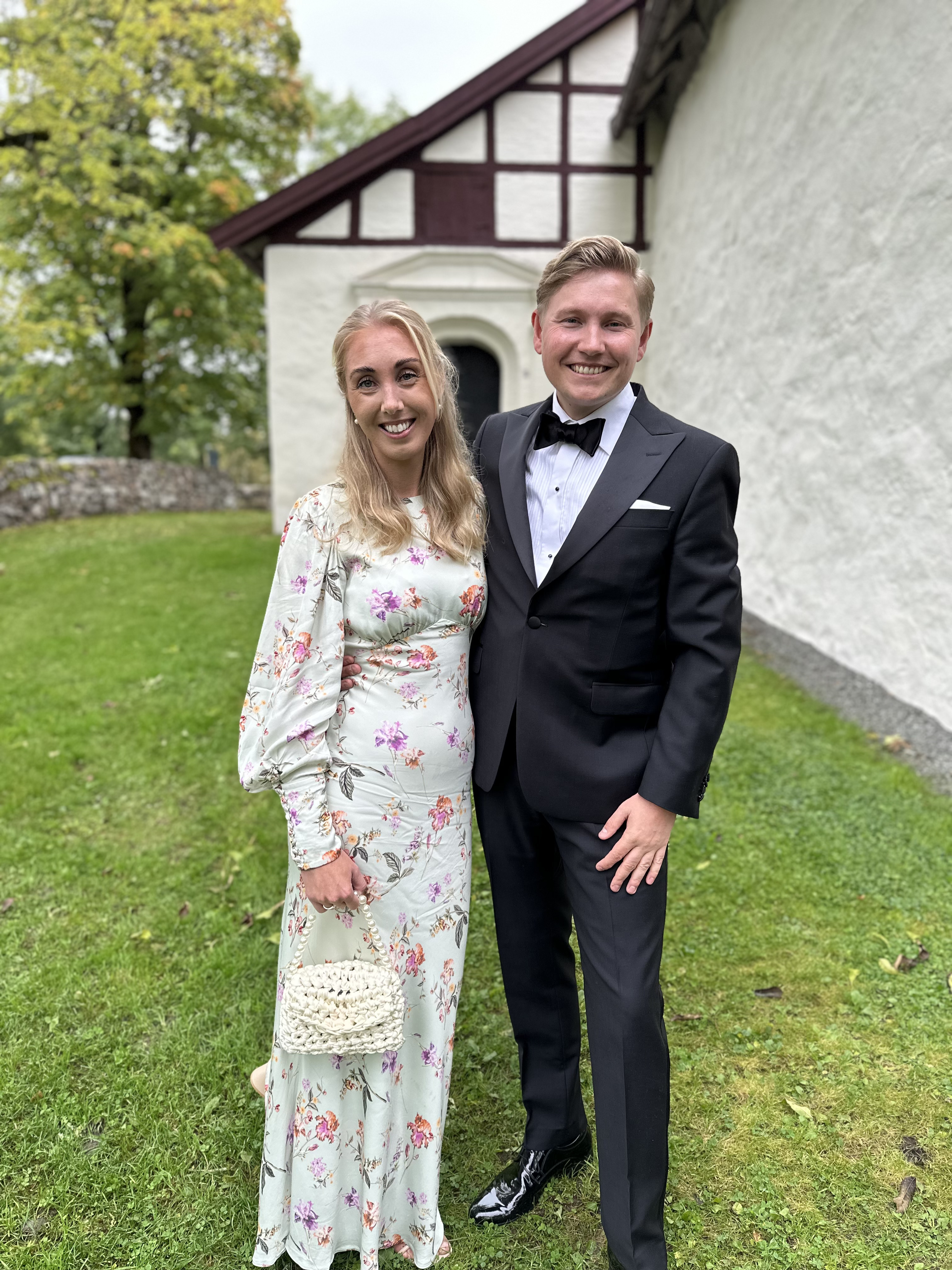 Mørk dress og bunad — festantrekk